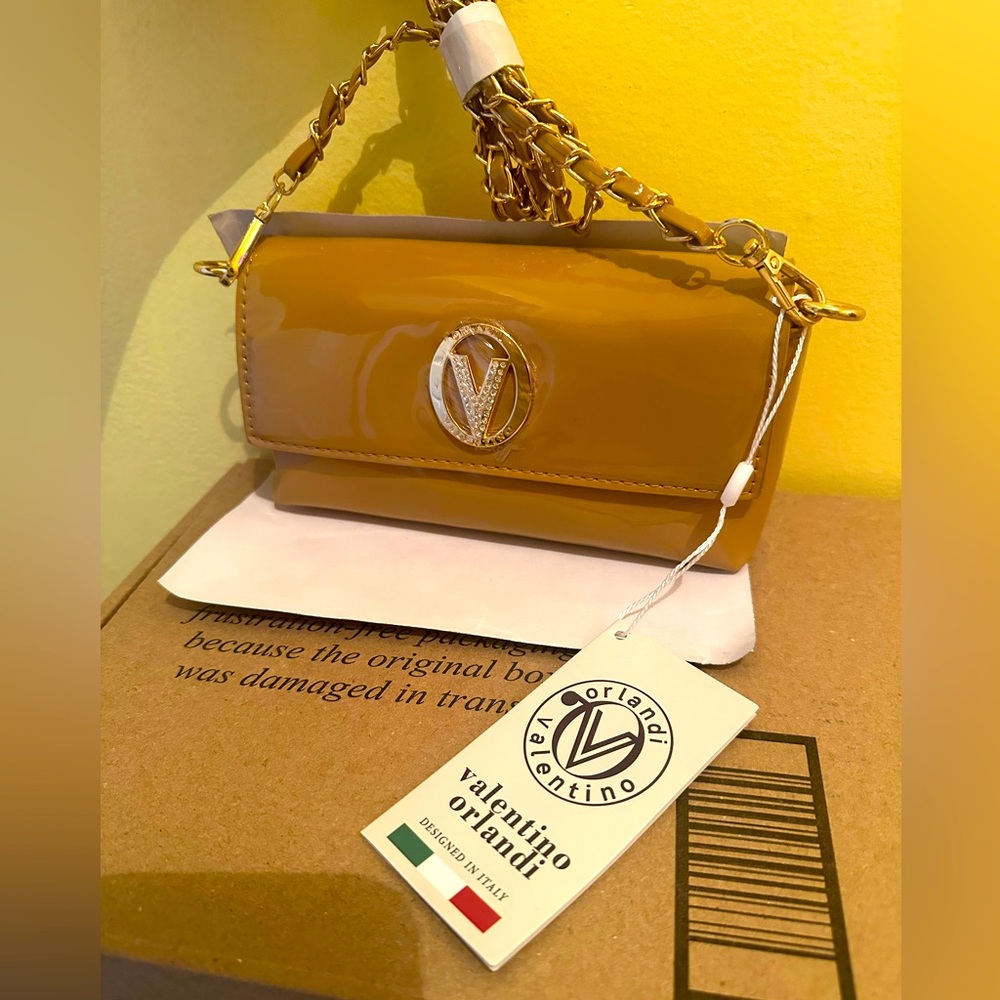 Beautiful NWT VALENTINO purse color taupe $210msrp perfect!